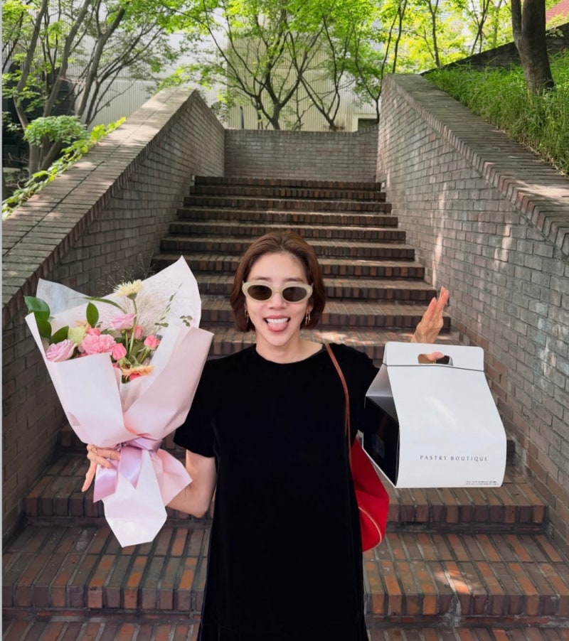 I thought it was a canvas bag... Son Dam-bi's bag shows it's not just a color accent.