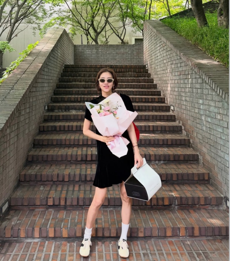 I thought it was a canvas bag... Son Dam-bi's bag shows it's not just a color accent.