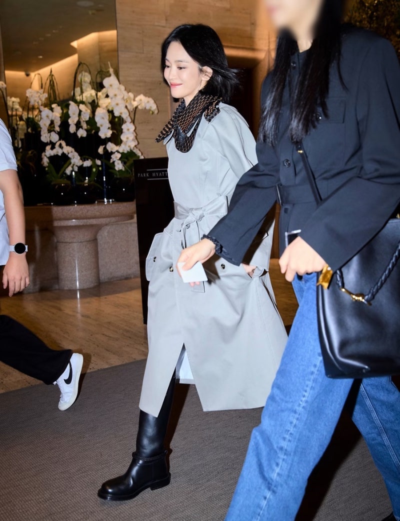 Song Hye-kyo's trench coat fashion, which she pulls off no matter how determined she is to wear it