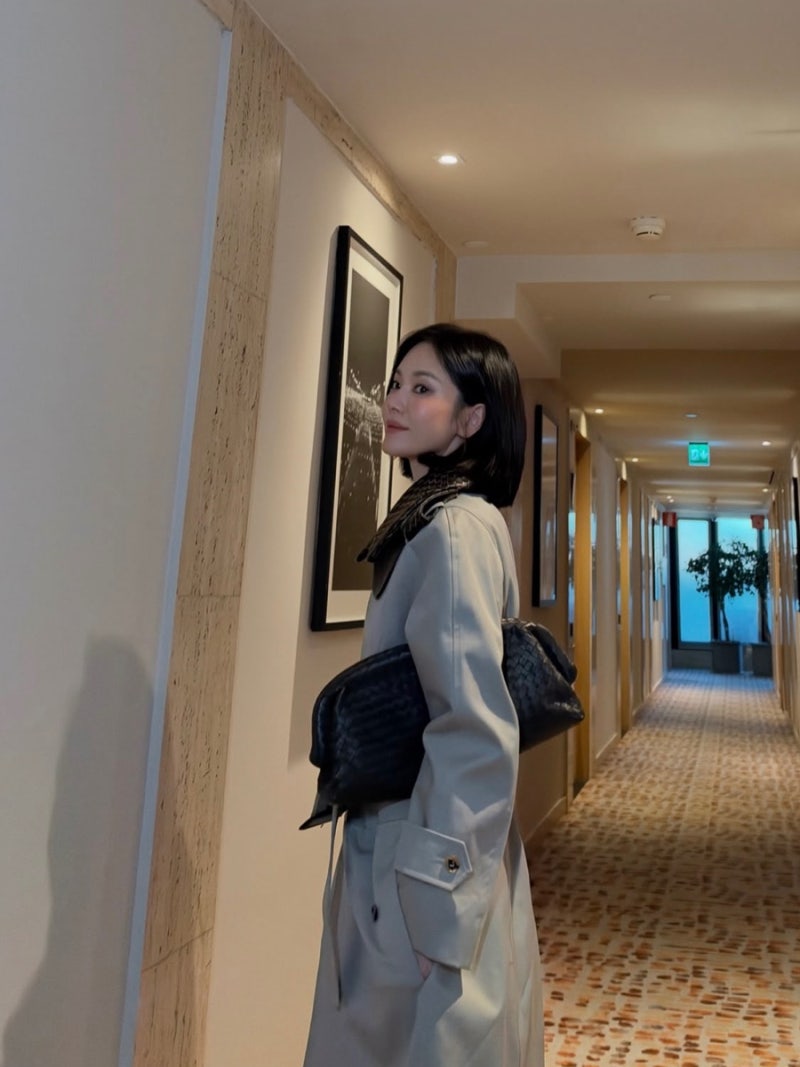 Song Hye-kyo's trench coat fashion, which she pulls off no matter how determined she is to wear it