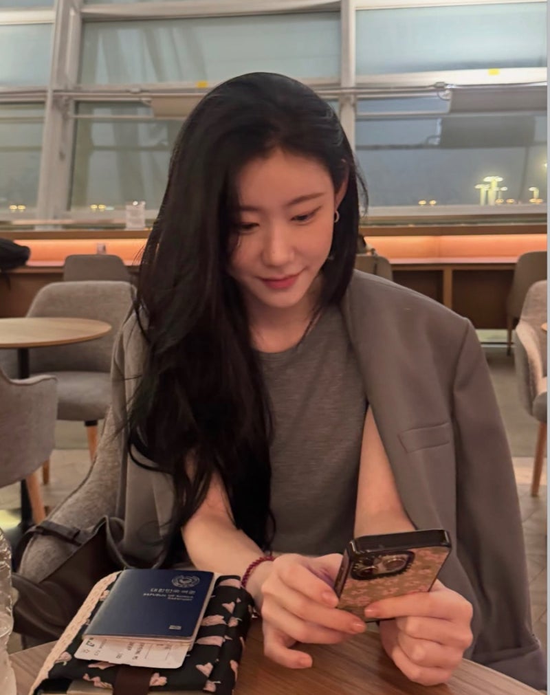 8,000 reposts of women's Chugomi alone.. Chaeryeong's work look jacket fashion