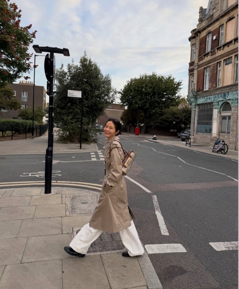 Kim Na-young's fashion, setting the mood with a trench coat—the formula for autumn styling.