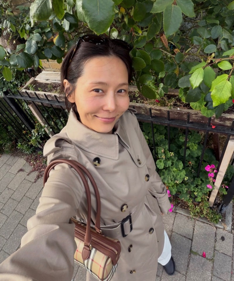 Kim Na-young's fashion, setting the mood with a trench coat—the formula for autumn styling.