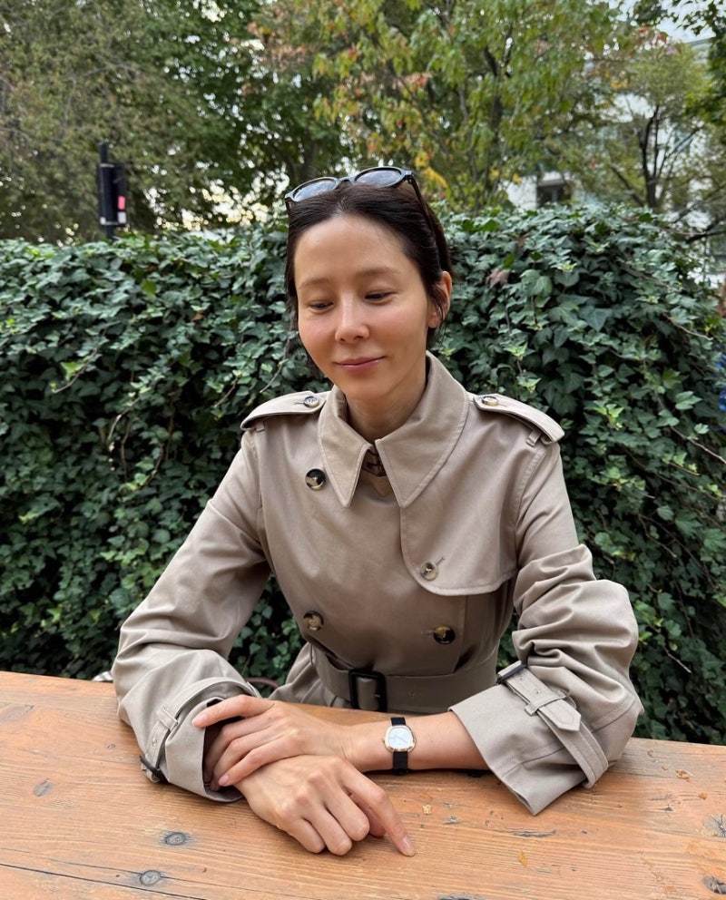 Kim Na-young's fashion, setting the mood with a trench coat—the formula for autumn styling.
