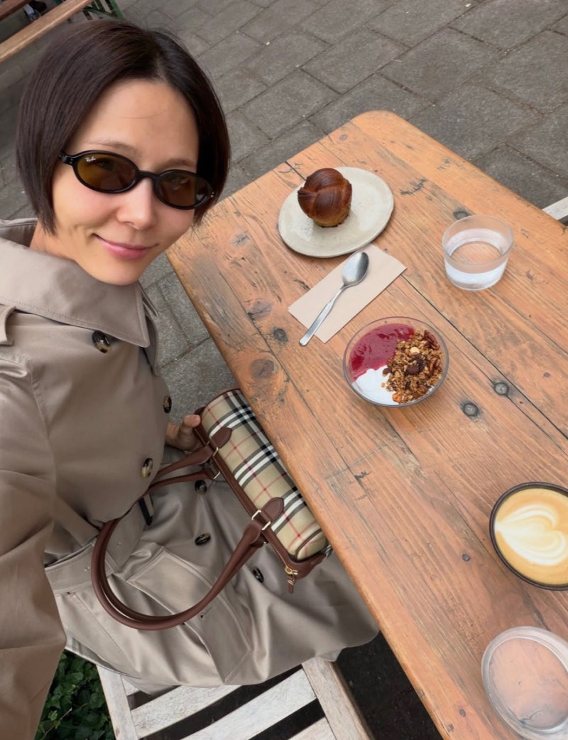 Kim Na-young's fashion, setting the mood with a trench coat—the formula for autumn styling.