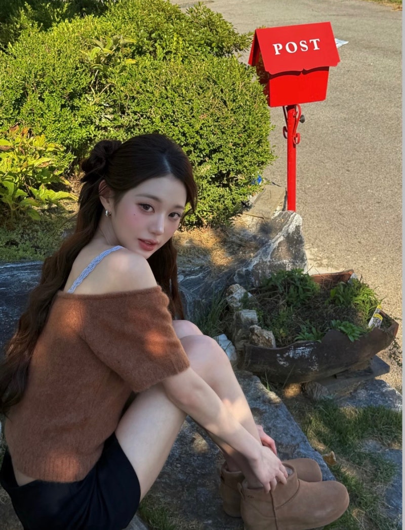 Jang Won-young's girlfriend look, where her 173cm height makes even low boots look like unbeatable proportions.