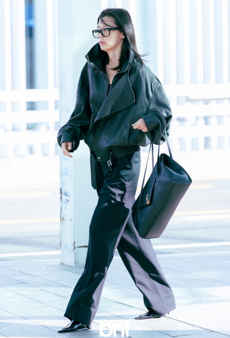 Jun Ji-hyun's airport fashion that looks stylish even without makeup when she really sets her mind to it.