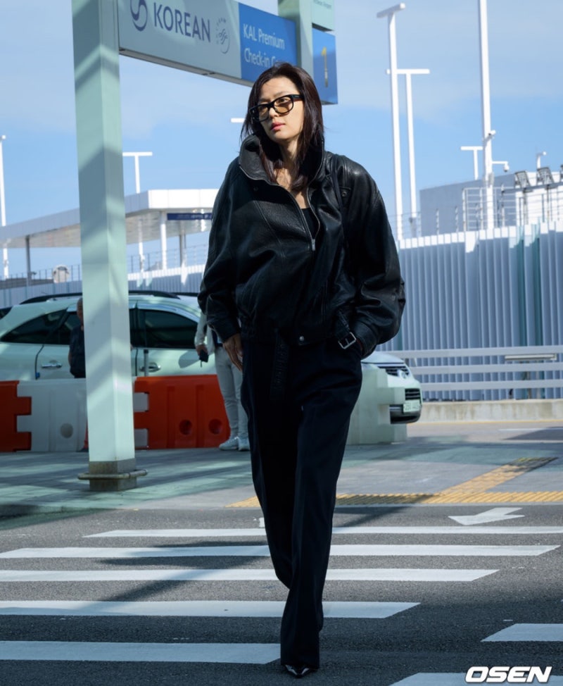 Jun Ji-hyun's airport fashion that looks stylish even without makeup when she really sets her mind to it.