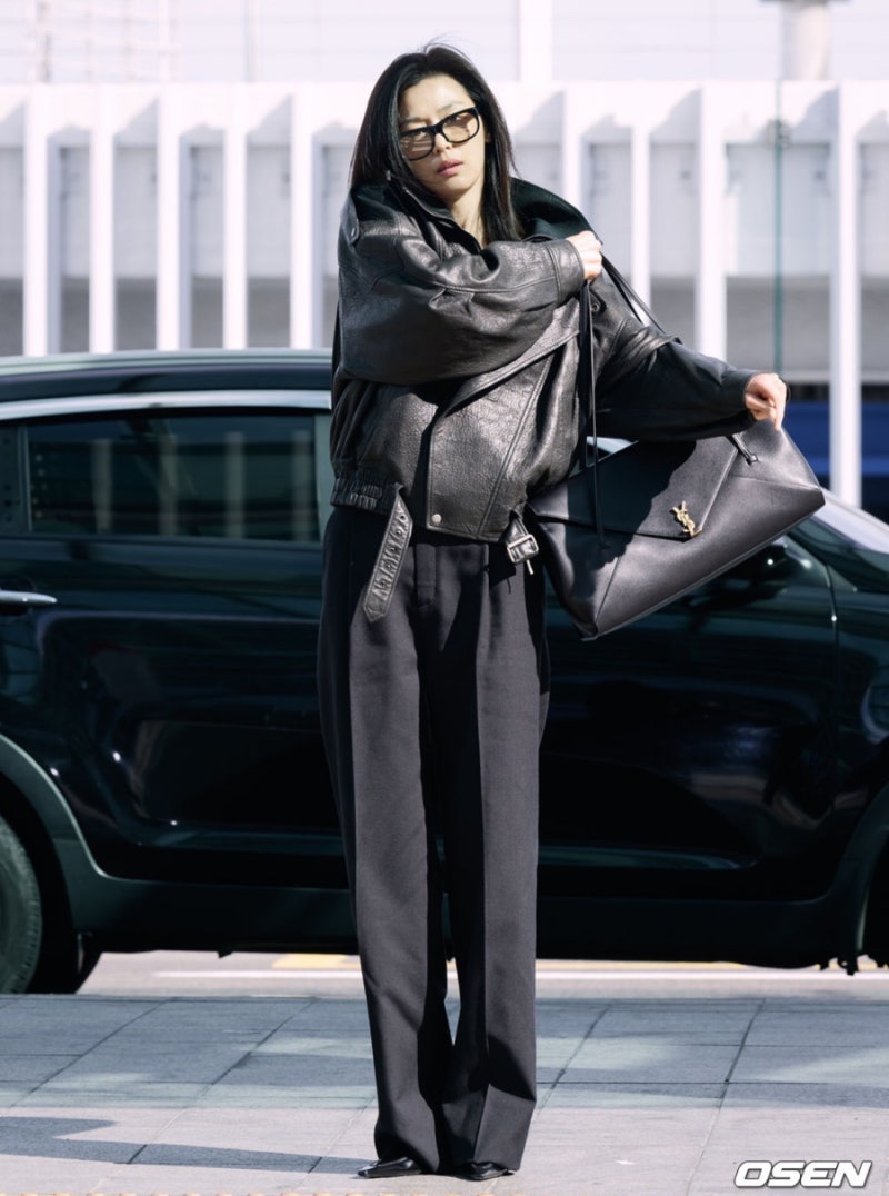 Jun Ji-hyun's airport fashion that looks stylish even without makeup when she really sets her mind to it.