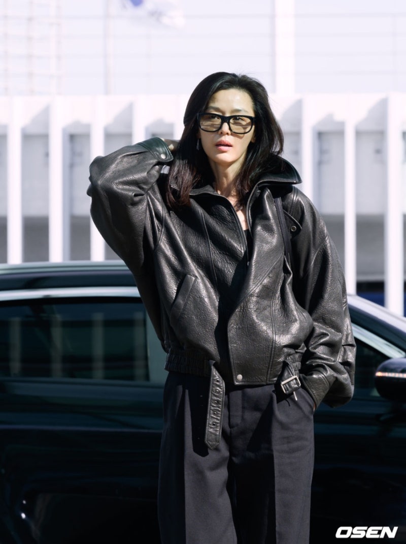 Jun Ji-hyun's airport fashion that looks stylish even without makeup when she really sets her mind to it.
