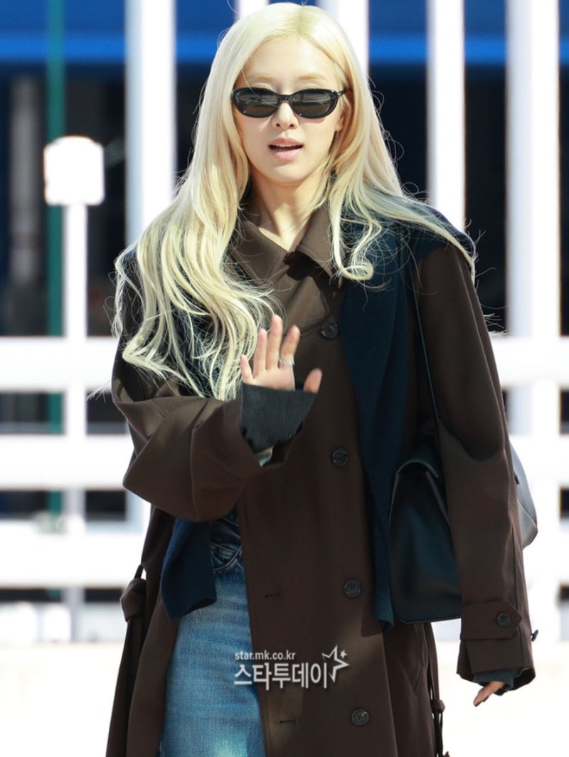 Rosé's coat fashion that gives off a Hollywood vibe the moment you wear it.