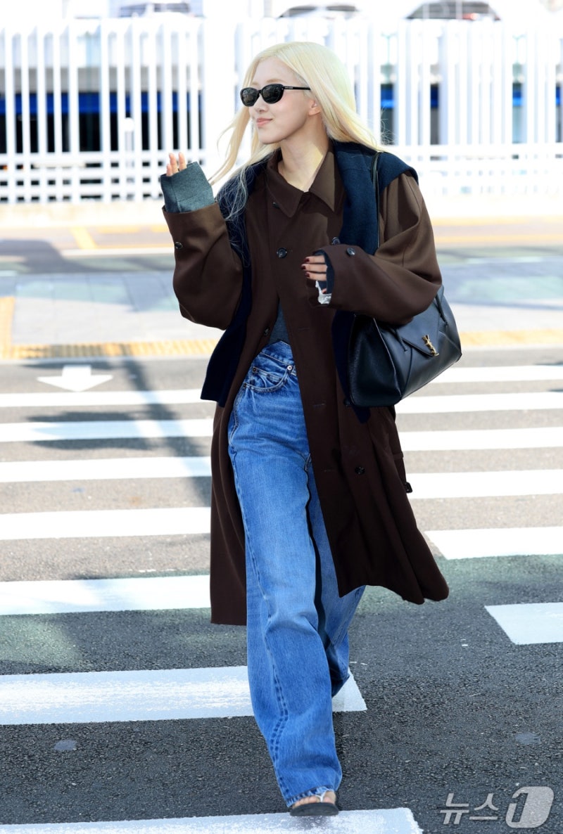 Rosé's coat fashion that gives off a Hollywood vibe the moment you wear it.