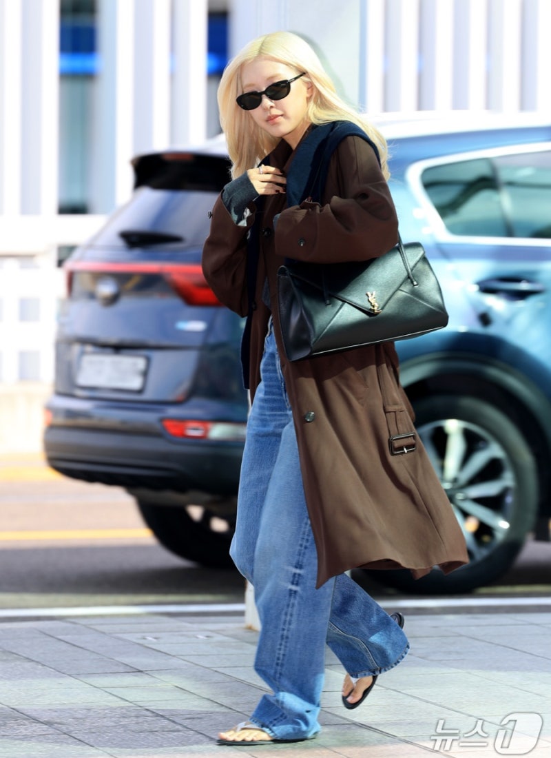 Rosé's coat fashion that gives off a Hollywood vibe the moment you wear it.