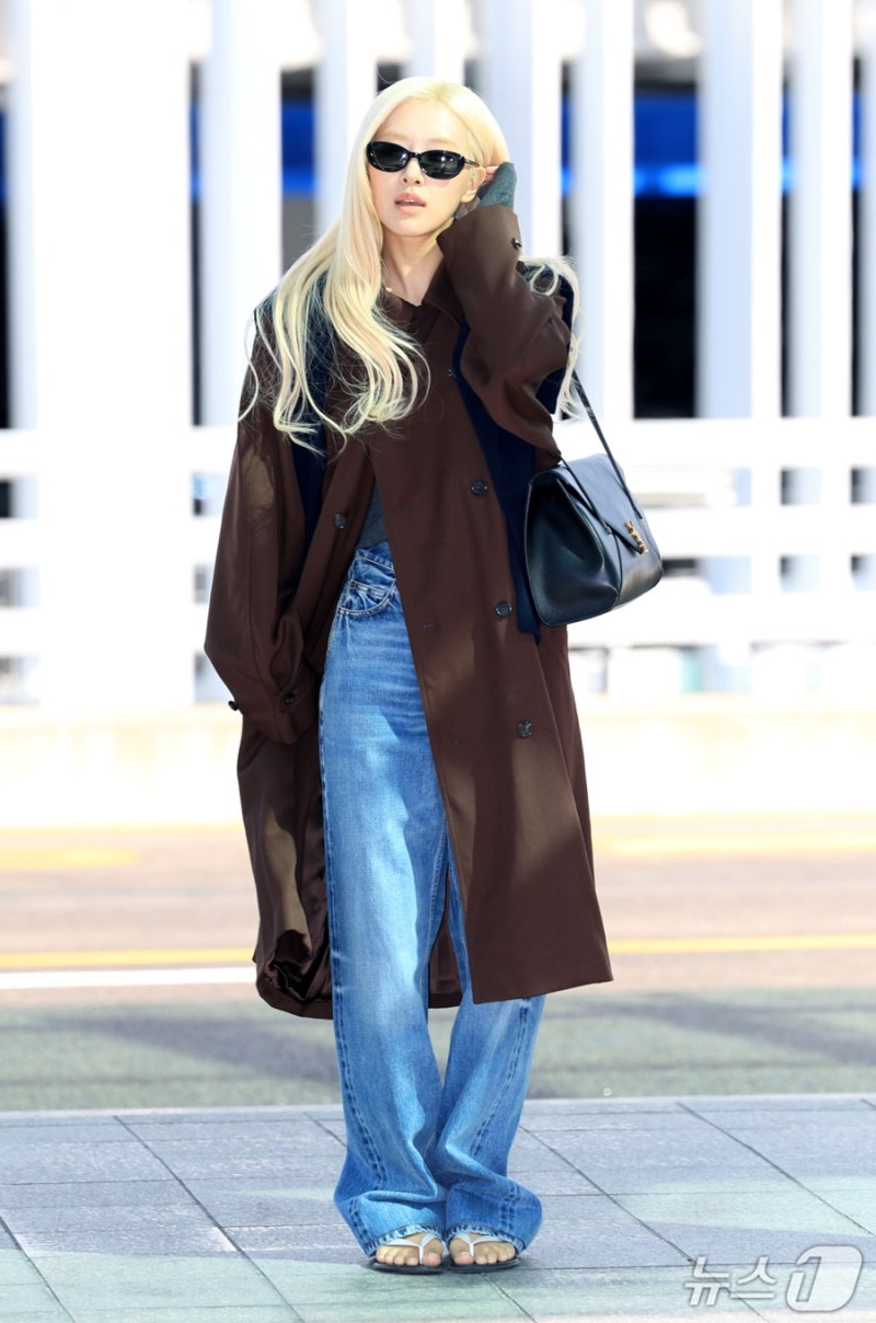 Rosé's coat fashion that gives off a Hollywood vibe the moment you wear it.