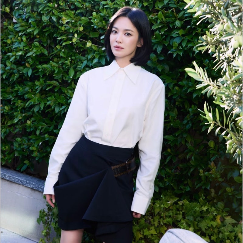 A contrasting mood... Bare face vs. Full makeup: Song Hye-kyo's daily look