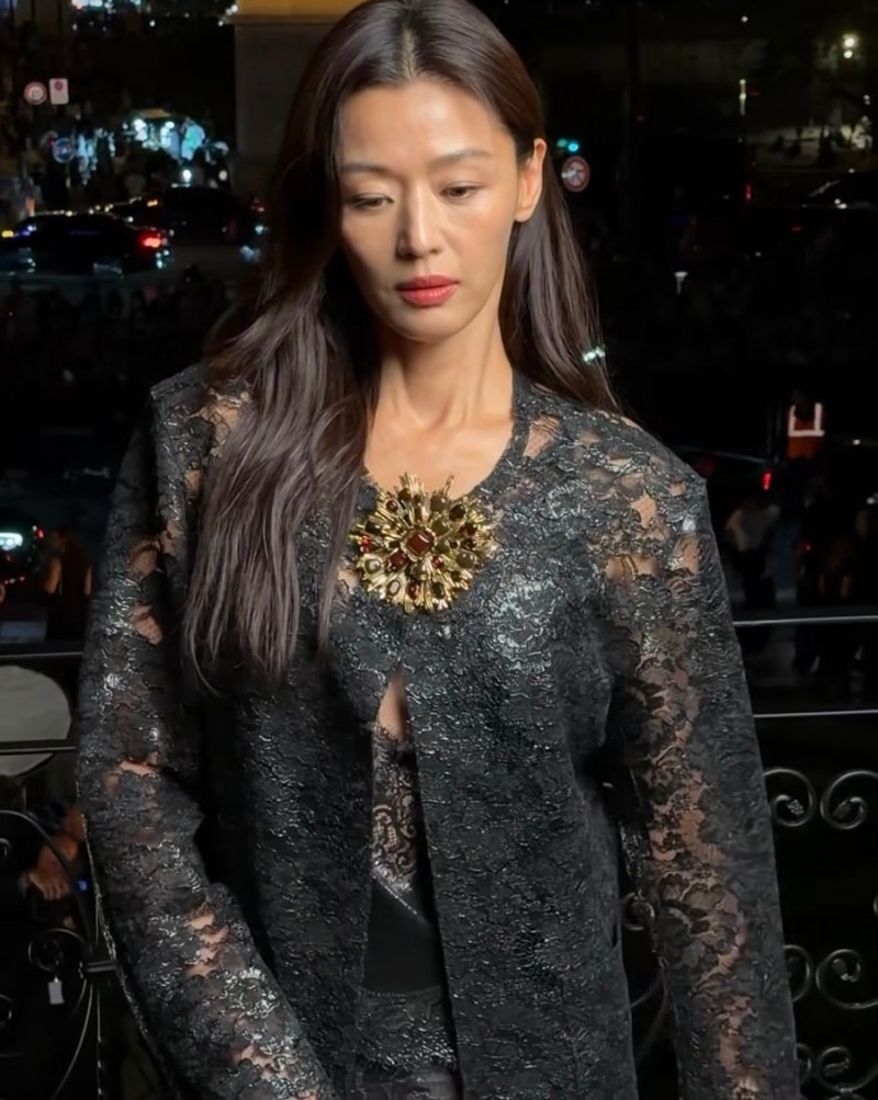 Even international celebrities were shocked... Jun Ji-hyun's see-through fashion is mind-blowing