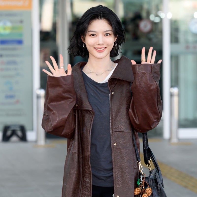 Kim Yoo-jung's airport fashion: "She's supposed to be chic... but she's so cute it's driving everyone crazy."