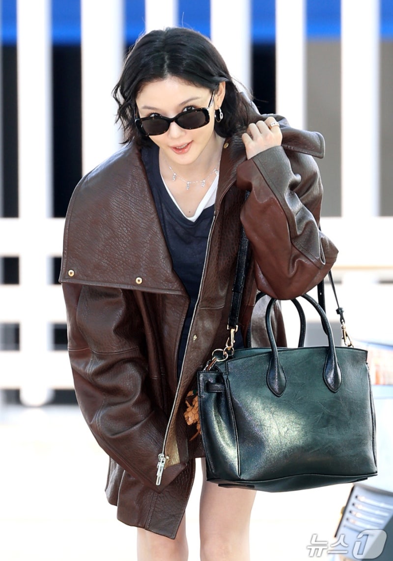 Kim Yoo-jung's airport fashion: "She's supposed to be chic... but she's so cute it's driving everyone crazy."