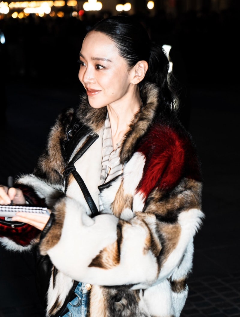 Sarah Kim makes an appearance... Shin Hye-sun's outerwear, where the luxurious fur jacket suited her perfectly.