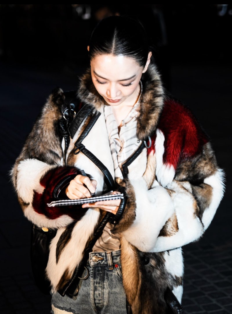 Sarah Kim makes an appearance... Shin Hye-sun's outerwear, where the luxurious fur jacket suited her perfectly.