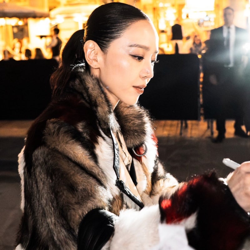Sarah Kim makes an appearance... Shin Hye-sun's outerwear, where the luxurious fur jacket suited her perfectly.