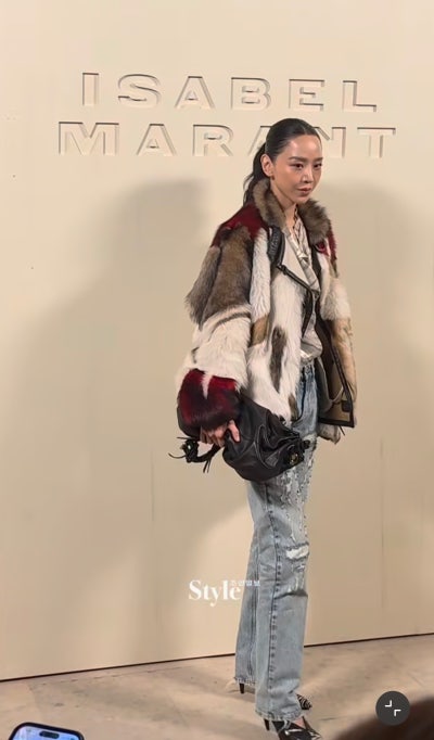 Sarah Kim makes an appearance... Shin Hye-sun's outerwear, where the luxurious fur jacket suited her perfectly.