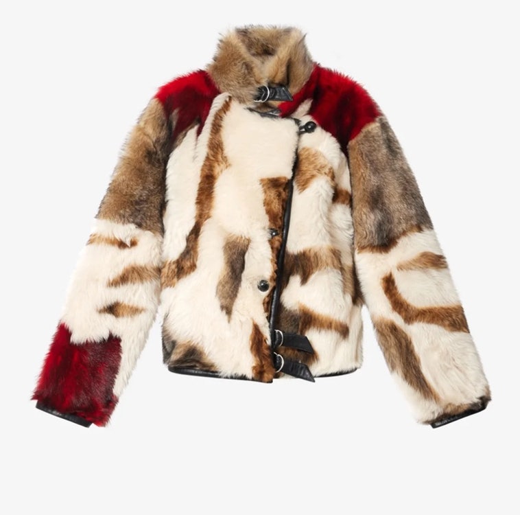 Sarah Kim makes an appearance... Shin Hye-sun's outerwear, where the luxurious fur jacket suited her perfectly.