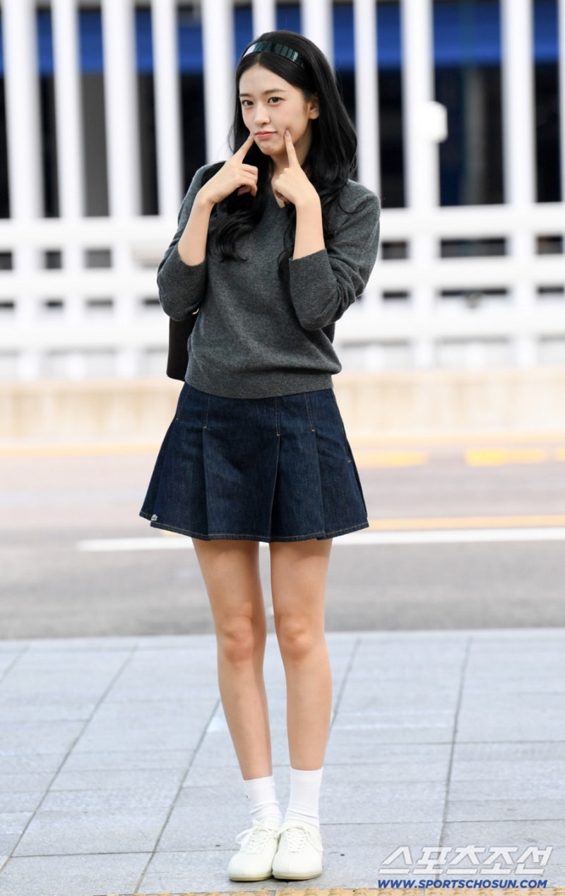 She's an idol in her 9th year since debut... Ahn Yu-jin's "girlfriend look," which is beautiful without being overdone.