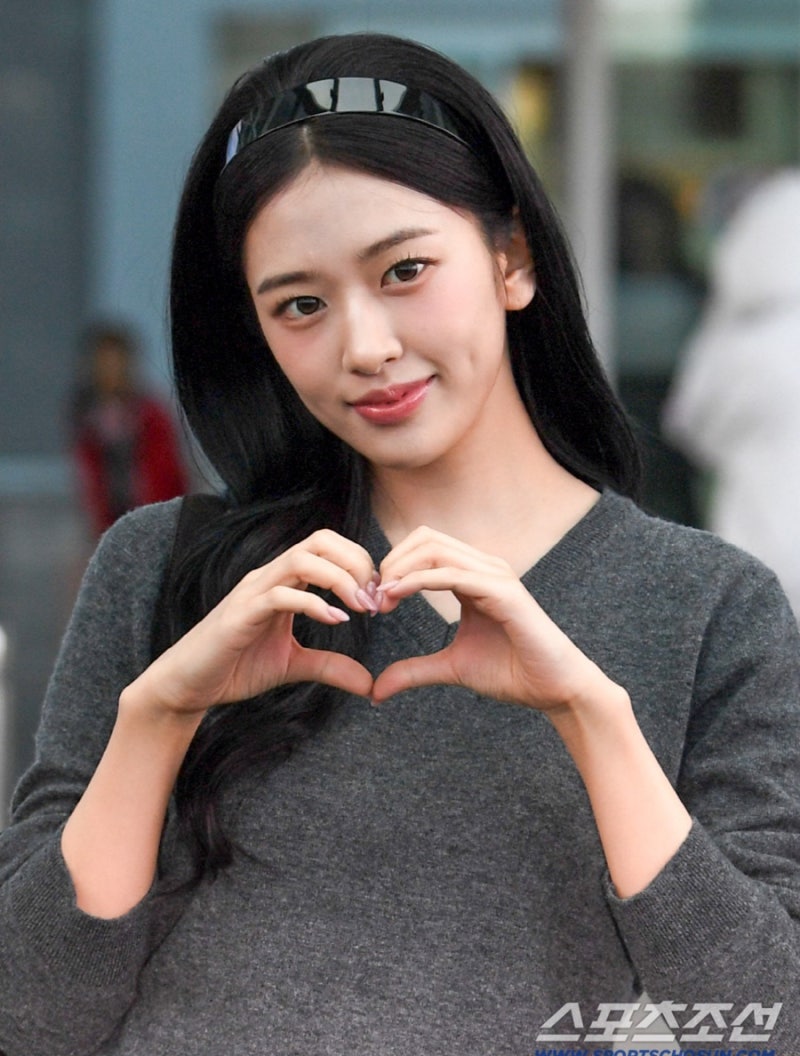 She's an idol in her 9th year since debut... Ahn Yu-jin's "girlfriend look," which is beautiful without being overdone.