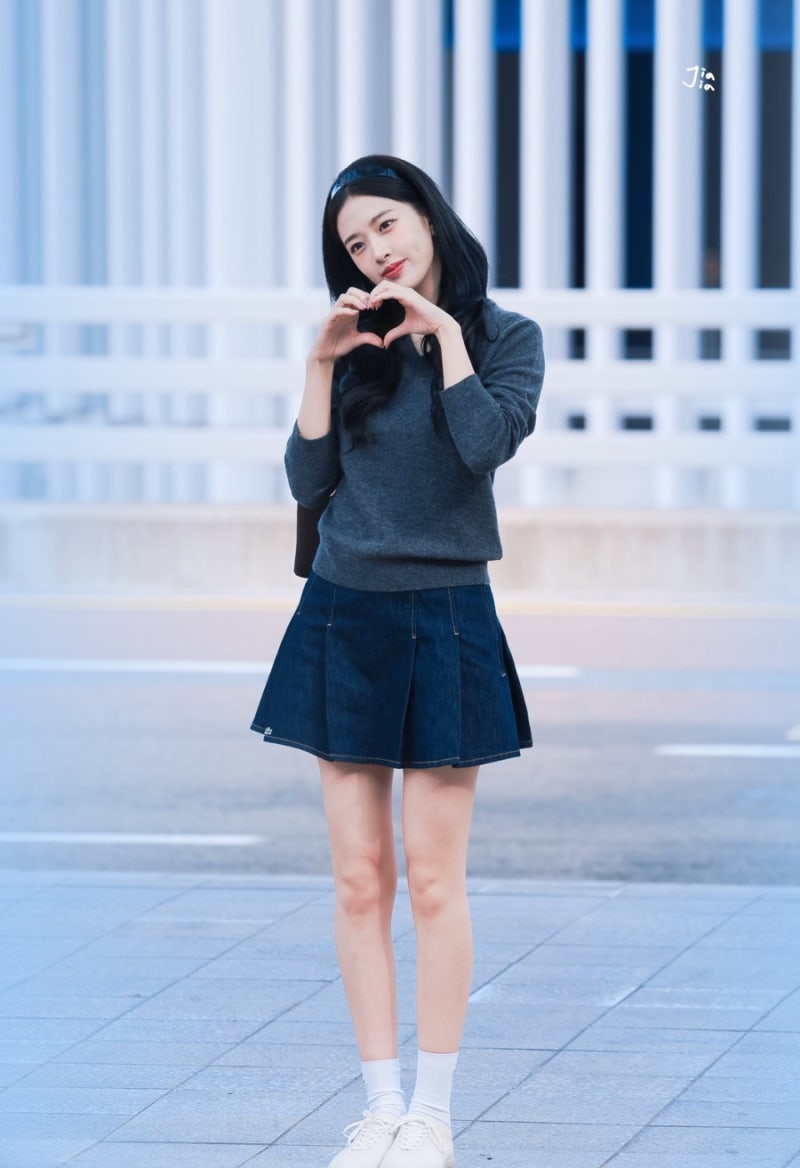 She's an idol in her 9th year since debut... Ahn Yu-jin's "girlfriend look," which is beautiful without being overdone.