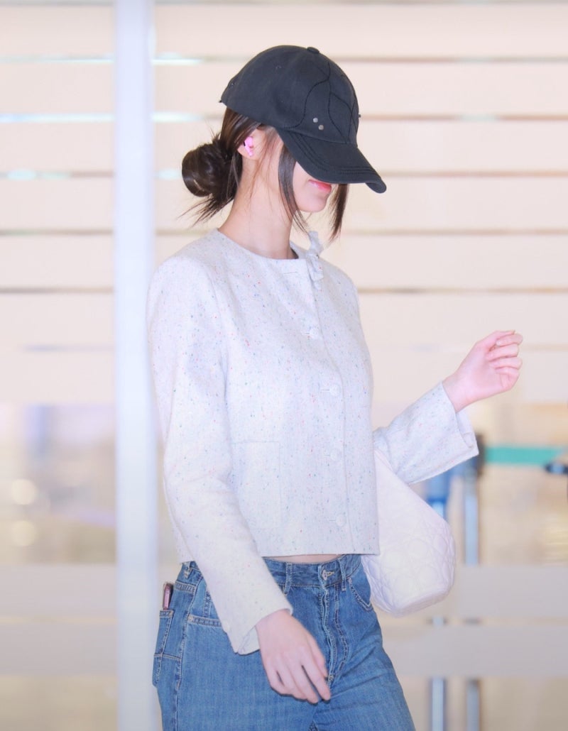 Controversy just from wearing a hat... Jang Won-young, whose face is practically invisible because she is so small