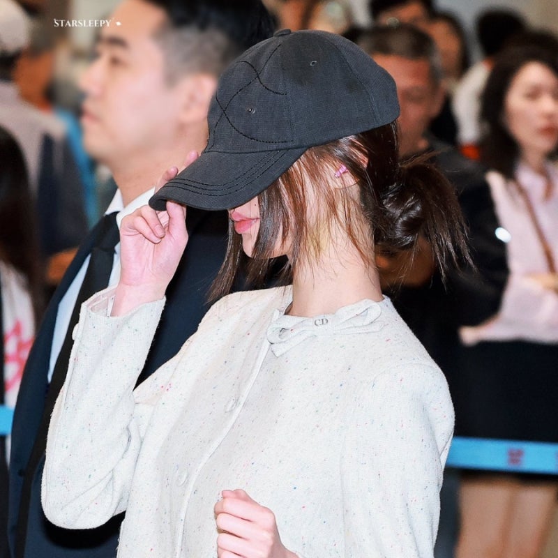 Controversy just from wearing a hat... Jang Won-young, whose face is practically invisible because she is so small