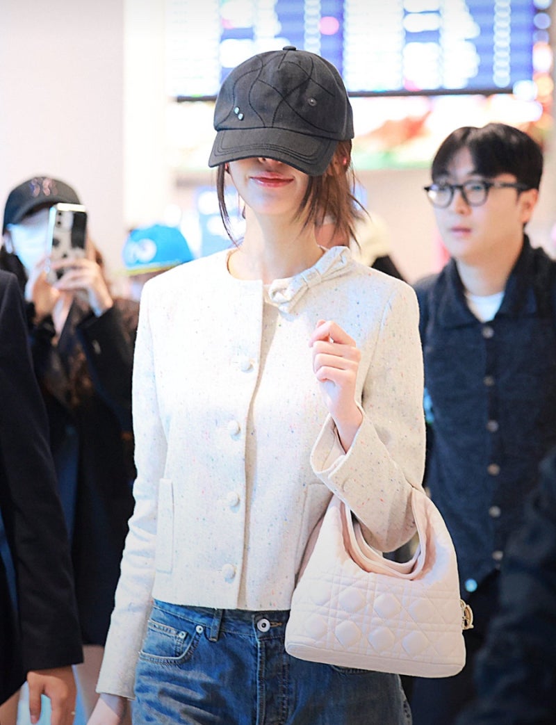 Controversy just from wearing a hat... Jang Won-young, whose face is practically invisible because she is so small