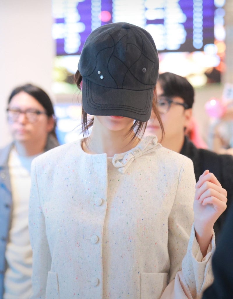 Controversy just from wearing a hat... Jang Won-young, whose face is practically invisible because she is so small