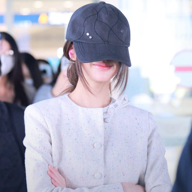 Controversy just from wearing a hat... Jang Won-young, whose face is practically invisible because she is so small