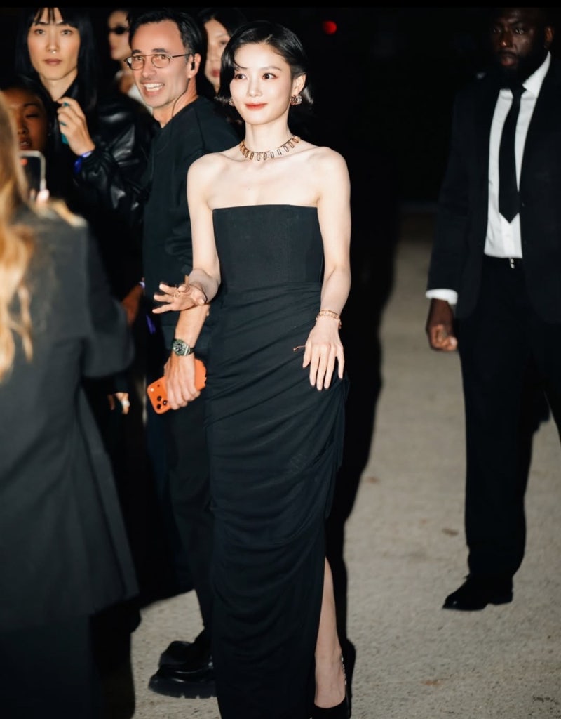 A celebrity who is 27 years old but has grown up elegantly, just as she was during her child actor days.