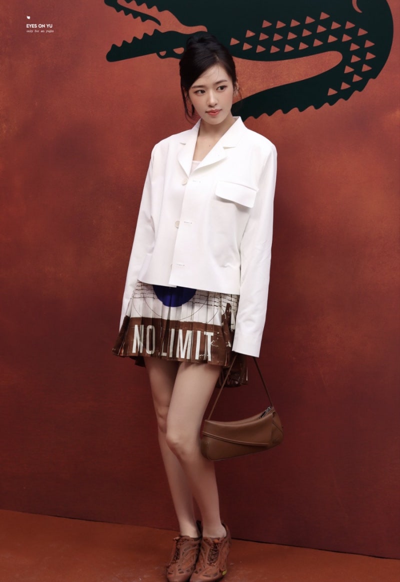 A celebrity who still stands out with her girlish charm after styling her hair up