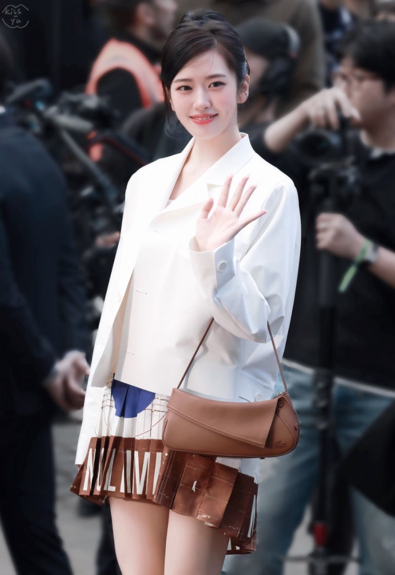 A celebrity who still stands out with her girlish charm after styling her hair up