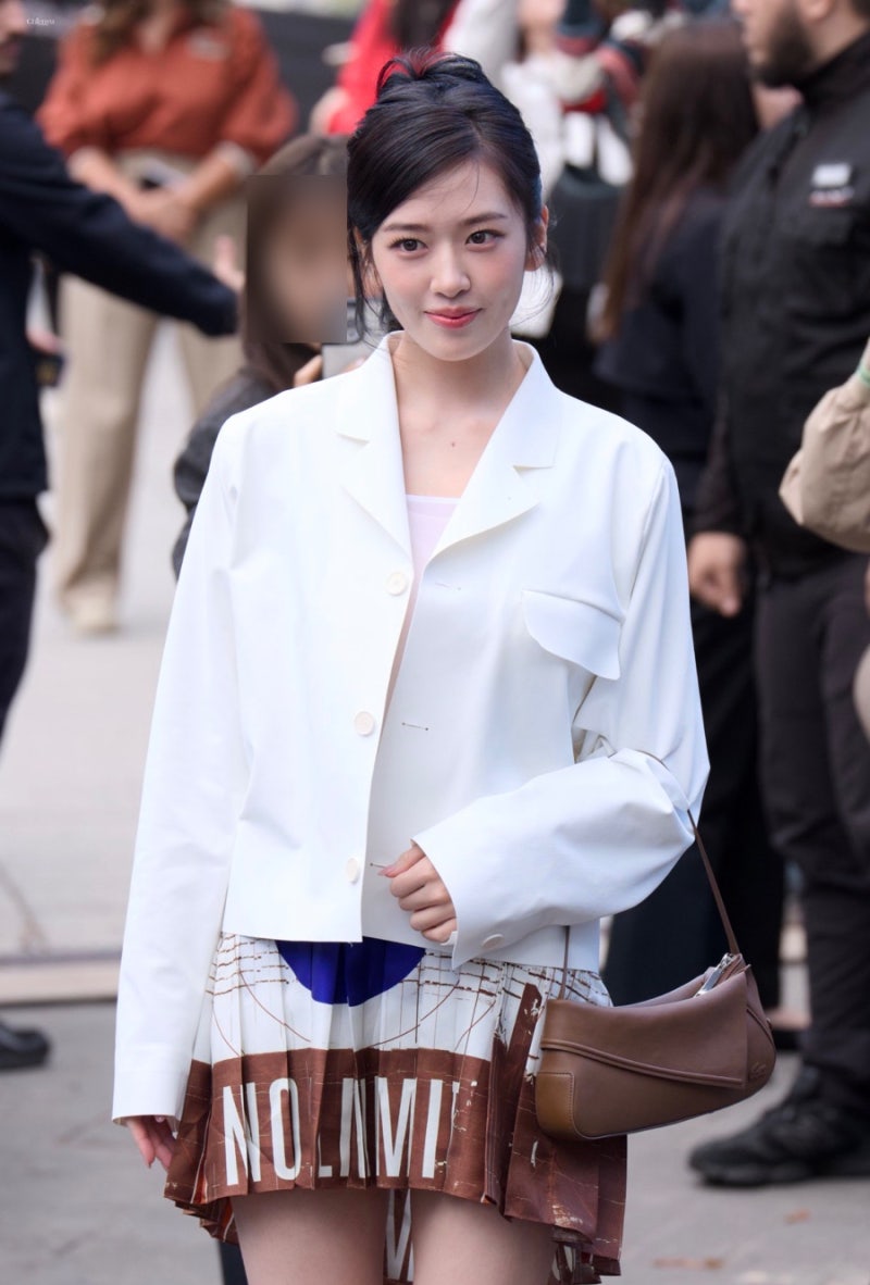 A celebrity who still stands out with her girlish charm after styling her hair up