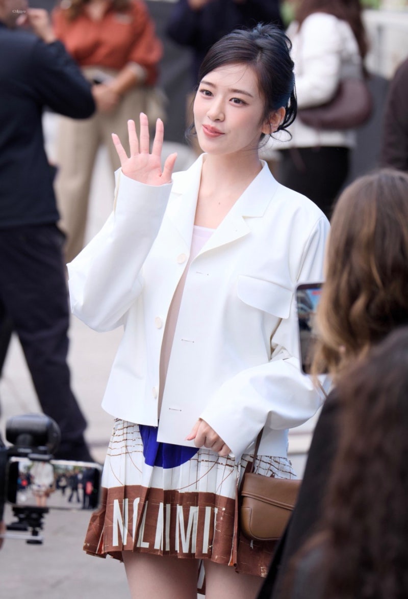 A celebrity who still stands out with her girlish charm after styling her hair up