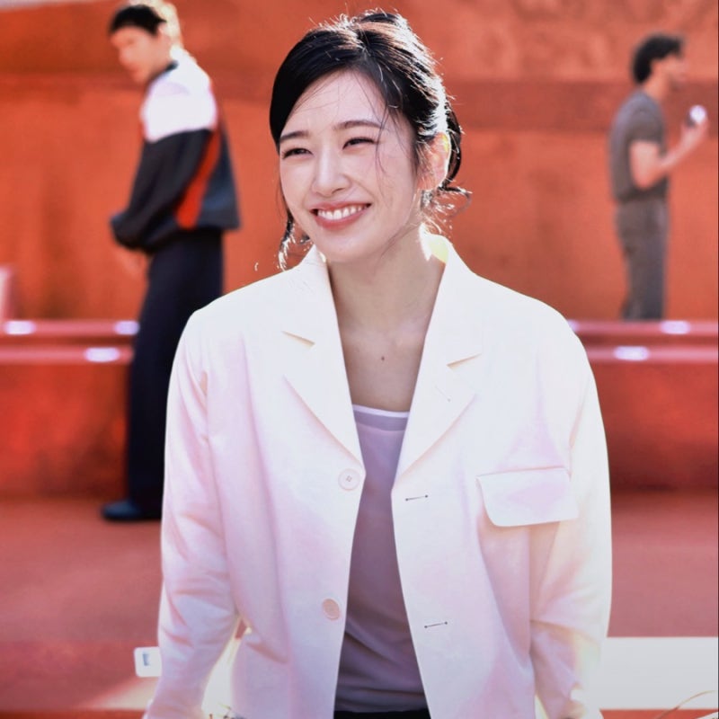A celebrity who still stands out with her girlish charm after styling her hair up