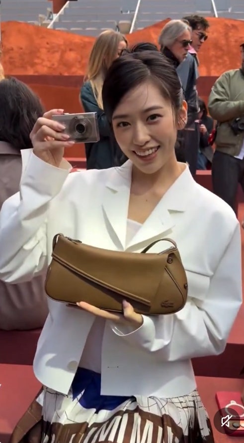 A celebrity who still stands out with her girlish charm after styling her hair up