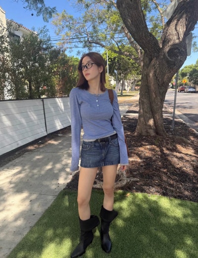 A celebrity who catches the eye even with a vintage look, without revealing too much skin.