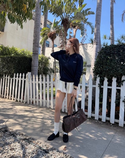 A celebrity who catches the eye even with a vintage look, without revealing too much skin.