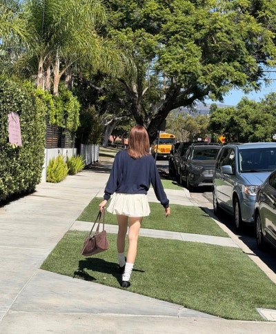 A celebrity who catches the eye even with a vintage look, without revealing too much skin.