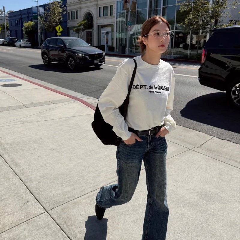 A celebrity who catches the eye even with a vintage look, without revealing too much skin.