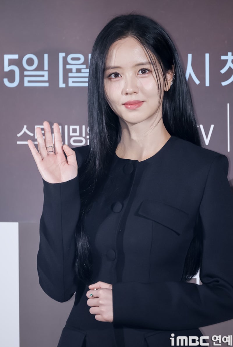 Kim So-hyun's dress that only slim people can pull off.