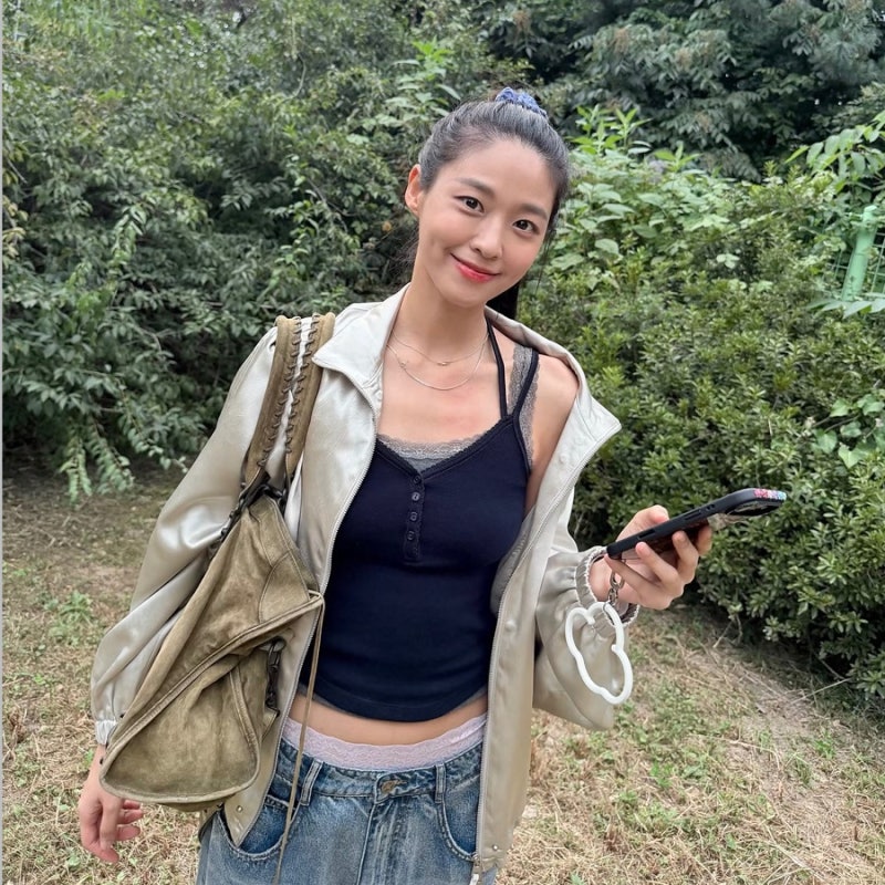 Update on Seolhyun's vintage look, said to be popularizing sagging...