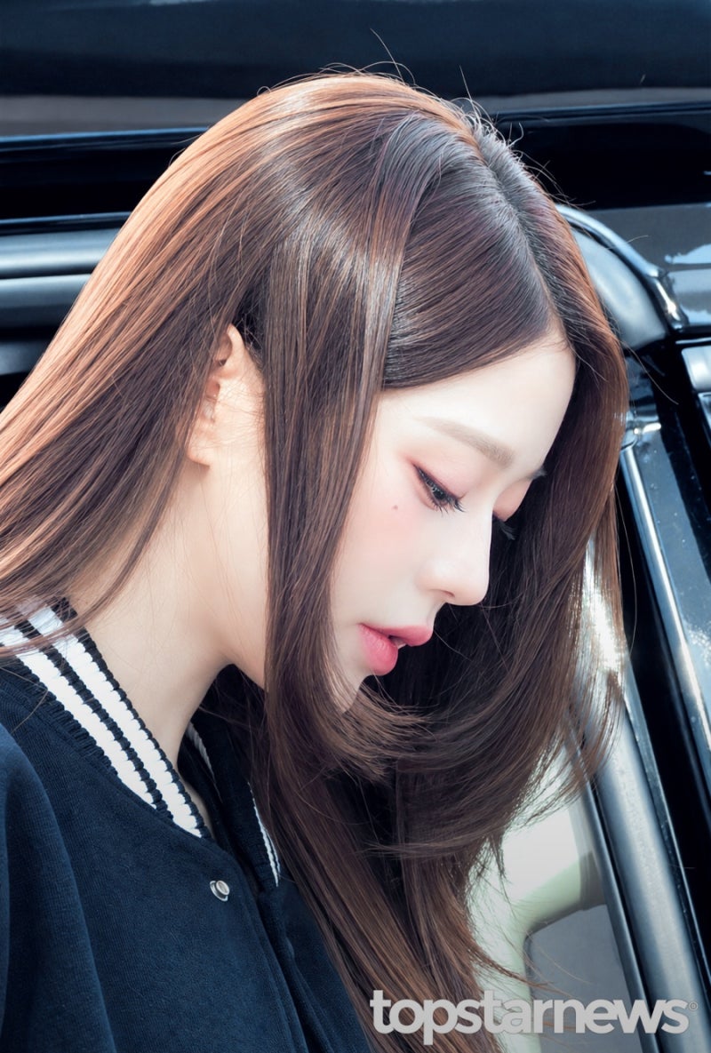 Jang Won-young's preppy airport fashion, exuding "queen bee" vibes.