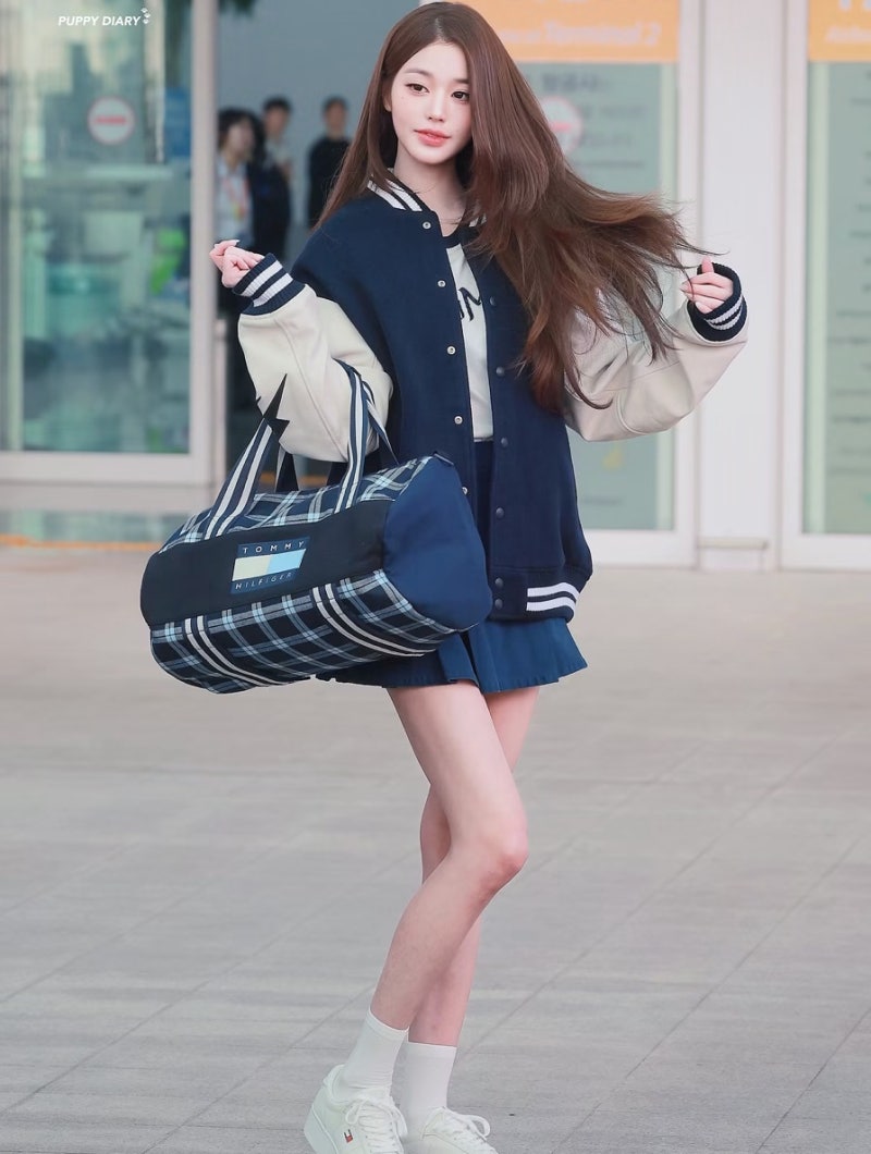 Jang Won-young's preppy airport fashion, exuding "queen bee" vibes.